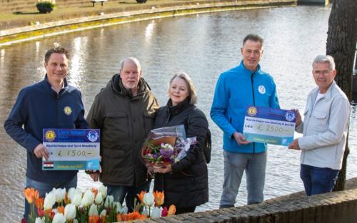 De bekendmaking van het bedrag wat door Lions Nof met de badeendjesrace voor onze stichting is opgehaald. €2500, wat een prachtig bedrag!